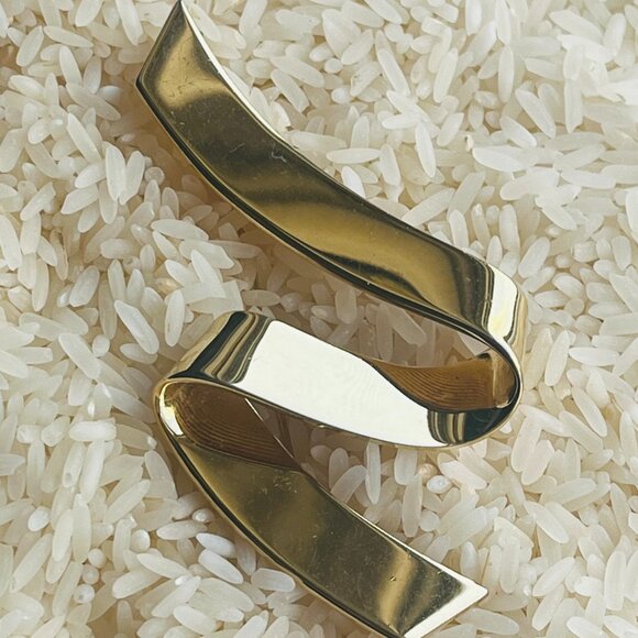 Vintage Monet Ribbon Style Zig Zag Gold Tone Pin Brooch - Picture 2 of 4